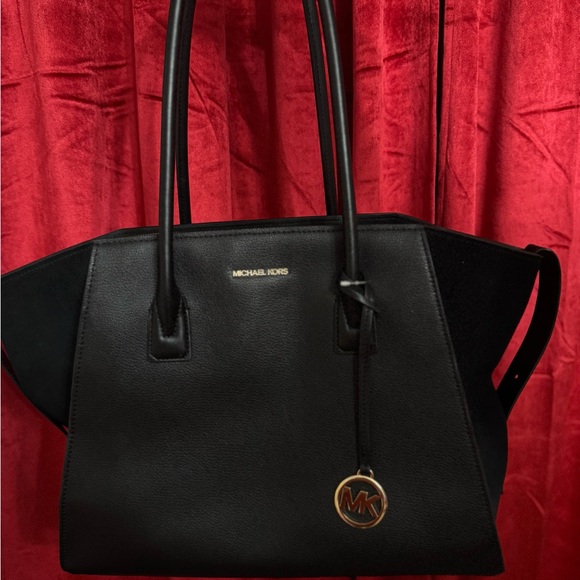 Michael Kors Elegant Black Tote - Picture 1 of 3